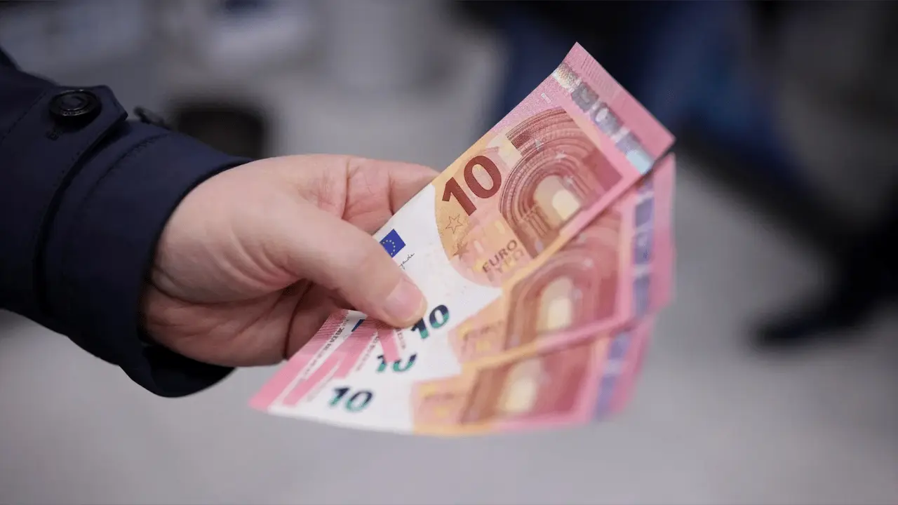 سعر الدينار الجزائري مقابل العملات الأجنبية يتأرجح اليوم